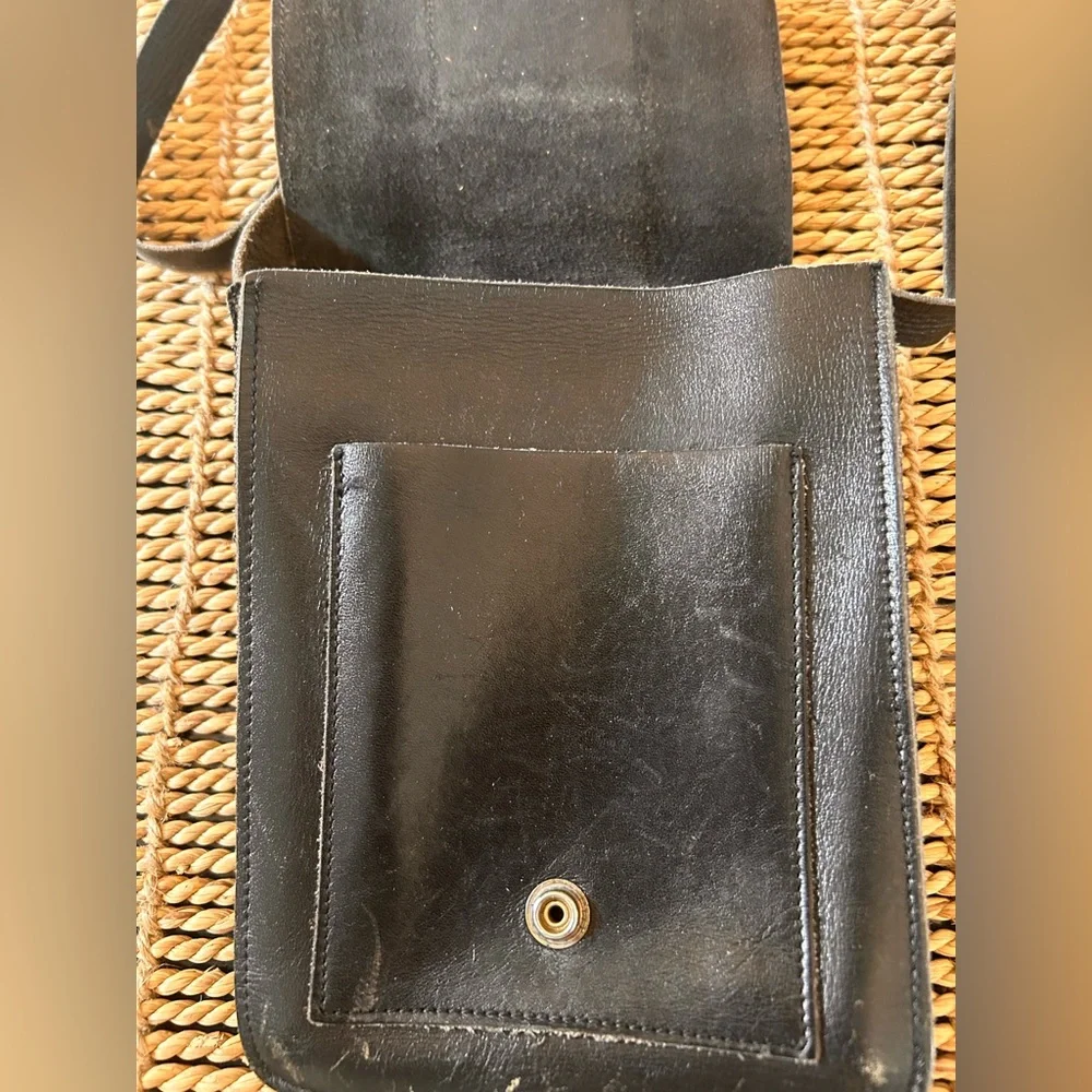 ✌️4 for $20✌️ Vintage Leather crossbody - Picture 5 of 9